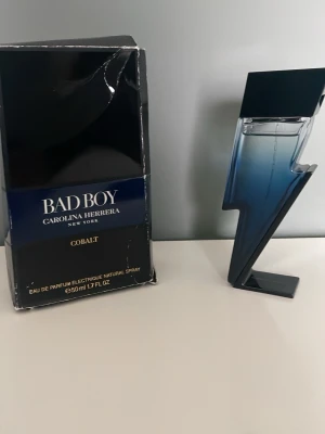 Bad Boy Cobalt parfym  - 50ml flaska, knappast använd då jag har många andra. Haft i ungefär 3 månader. Förpackningen är i ganska dåligt skick men den funkar att använda. Skriv om du har några funderingar!