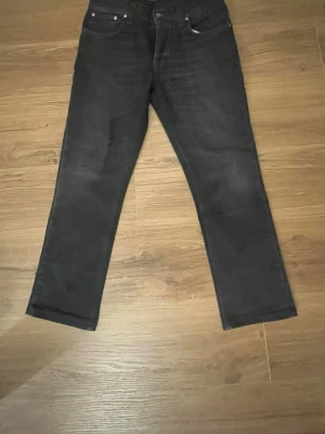 Mörkblåa jeans från Nudie Jeans - Säljer ett par mörkblåa jeans från Nudie Jeans. Jeansen har ett slitstarkt denim. Dem är i storlek W34 L34 och i väldigt bra skick. Dem ser nästan helt nya ut. Priset är diskuterbart och tveka inte på att ställa frågor 