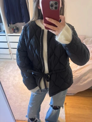 H&M jacka 🖤 - Söt jacka från hm 🥰 Typ aldrig använd, storlek M🖤