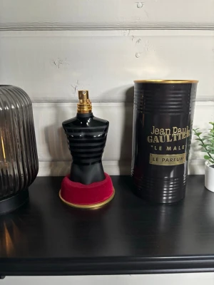 Jean Paul Gaultier Le Male Le Parfum 125ml - Jean Paul Gaultier Le Male Le Parfum 125 ml. Parfymen är näst intill oanvänd. Originalförpackning. Matt flaska formad som en manlig torso med gulddetaljer. Kommer med originalförpackning i svart och guld. En ikonisk och lyxig parfym.