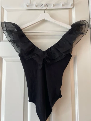 Svart volangbody - Säljer en snygg volangbody🖤