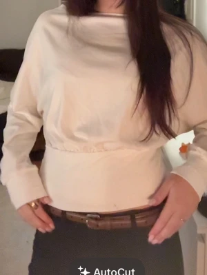 Vit långärmad topp med lös passform - OBS❣️ den är i storlek L men är som en S för en person som har storlek S/36. Snygg vit långärmad topp med lös passform och rund halsringning. Perfekt att styla med jeans eller kjol för en chill och trendig look. Enkel och stilren design som passar till många outfits.