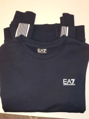 Svart sweatshirt från EA7 Emporio Armani - Som ny, L passar M också.
