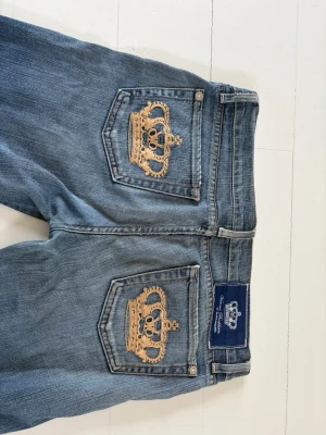 Victoria Beckham - Säljer nu mina älskade Victoria Beckham jeans då jag rensar garderoben. De är använda men är fortfarande bra skick. Midjemåttet rakt över är 43cm och innerbenslängden är 85 cm 👑👑👑