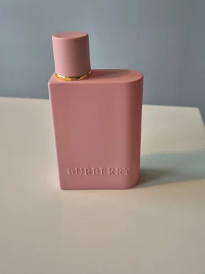 Burberry her 2026 - Den senaste Burberry her från 2026. Beskrivs som följande: Toppnoterna är Körsbär och Päron; hjärtnoterna är Bärnsten, Vispgrädde, Patchouli och Freesia; basnoterna är Vanilj absolut, Mossa och Musk. 50ml från början, endast testad.