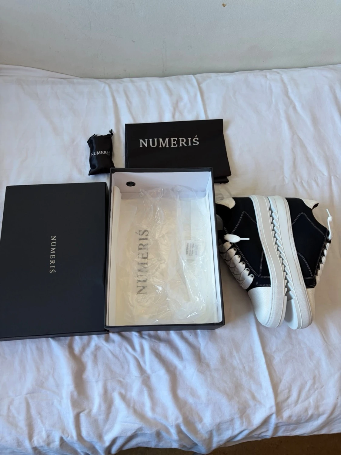 Svarta och vita sneakers från Numeris - 1