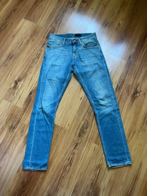 Tiger of sweden jeans  - Ljusblå tiger of sweden jeans i storlek 29/32. Är i bra skick, har lite små slitningar bak som är från fabrik 