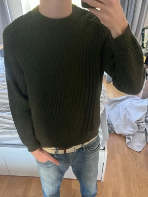 Grön ulltröja från Selected Homme - Snygg mörkgrön stricksd tröja från Selected Homme i 50% Ull | Storlek M | Mycket bra skick✅|