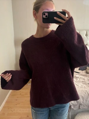 Mörklila oversized stickad tröja - Mysig oversized stickad tröja i mörklila färg med rund halsringning och vida ärmar från gina 😇🤍
