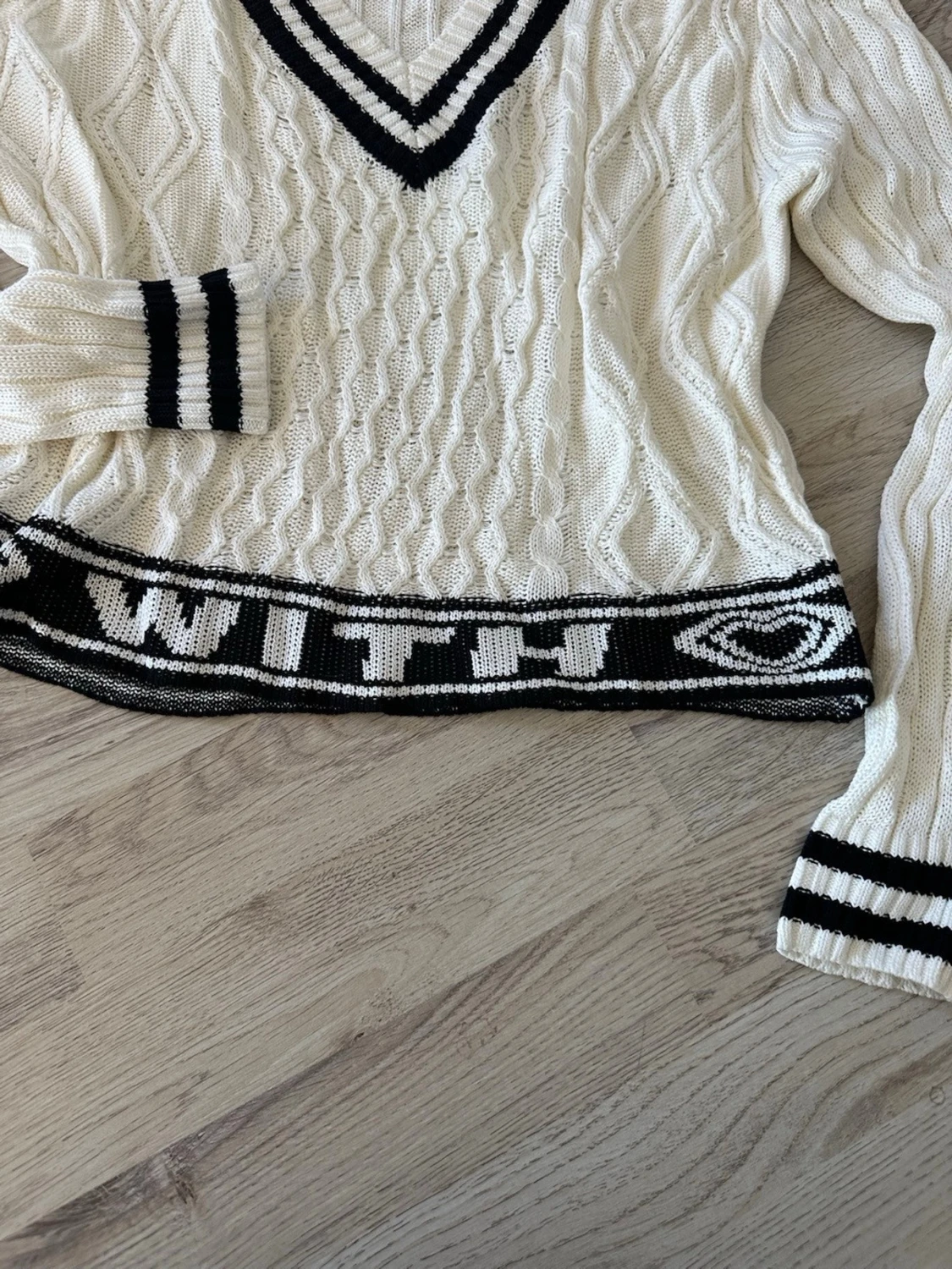 Vit stickad tröja med svarta detaljer - 2