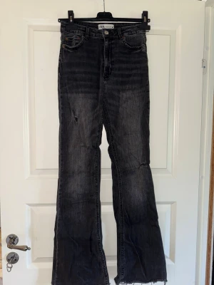 Svarta Jeans  - Bootcut jeans, men lite design håll. Äldre modell från Zara. 