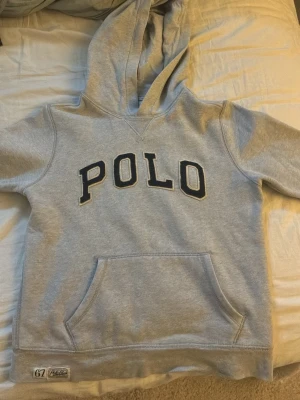 Polo Ralph Lauren - Snygg grå hoodie från Polo Ralph Lauren med stor POLO-logga på bröstet. Det är ingen lapp men passar förmodligen xs-xxs