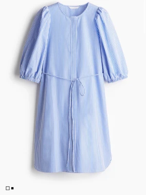 Blåvit randig klänning från H&M - Snygg blåvit randig klänning från H&M med puffärmar, knytband i midjan och rund halsringning. Klänningen har en avslappnad passform och är tillverkad i mjuk bomull, perfekt för varmare dagar.