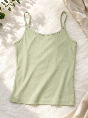 Ljusgrön ribbad linnetopp - 🌿 Sagegrönt ribbat linne i superskön passform 💚 Perfekt basic som passar till allt – jeans, kjol eller mysbyxor ✨ Stretchigt material och så fin färg nu till sommaren 🌸  Bundle finns🤍  - Soft and pieces