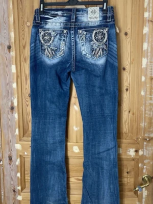 Miss me jeans - Säljer nu mina miss me Jens då dem ej kommer till användning . De finns lite slitage vid denna benet längst ner vi hälen  ny pris är 1700