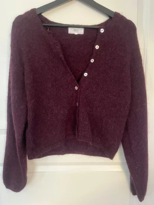 Vinröd kofta i alpaca blend Gina Tricot - Mysig vinröd kofta från Gina Tricot i alpaca blend. Perfekt för lager-på-lager och ger en cool look till din outfit. Använd en gång.