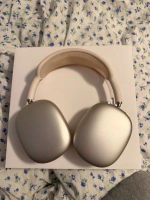 Apple AirPods Max silver hörlurar - Snygga Apple AirPods Max i silver med mjuka mesh-öronkuddar och justerbart huvudband. Hörlurarna har en stilren design i aluminium och ger grym ljudupplevelse med brusreducering. Perfekta för musik, film och gaming.