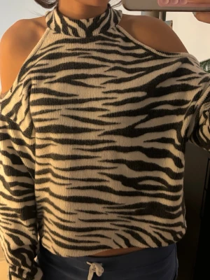 Zebramönstrad ribbad topp Gina Tricot - Trendig zebramönstrad ribbad topp från Gina Tricot. Köpt second hand och är i fint skick. St S. 