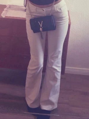 Vita lågmidjade bootcut jeans - Säljer ett par superfina vita lågmidjade bootcut jeans från Lindex💕 Dom är i storlek 164 från barnavdelningen men passar mig som är 18år och ca 1,63. Perfekta nu till sommaren för en stilren outfit. Inga fläckar eller sånt💕 