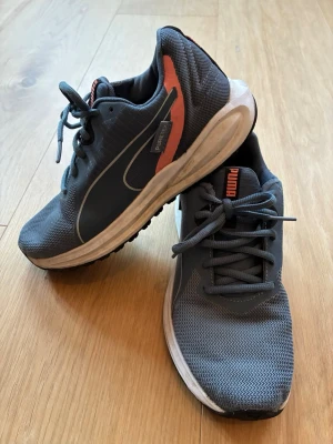 Grå Puma Puretex sneakers vattentäta stl 36 - Grå sneakers från Puma med Puretex-teknologi i storlek 36 (23,5). Ovandelen är i mesh för bra andningsförmåga och har vita sulor samt korallfärgade detaljer på sidan. Använda på ett antal löprundor men har många steg kvar! Hela och rena!