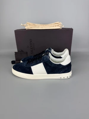 Valentino Flycrew Sneaker Navy - • The shoes are brand new and have only been tried indoors • Size: 44 (fits 44.5–45) • Color: Navy • Retail price: ~5000 SEK (very rare, no longer in production) • Box, dustbag, new laces & valentino card included
