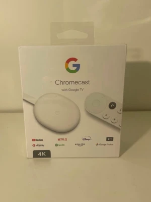 Google Chromecast med Google TV 4K vit | helt ny oanvänd - Streama i 4K med Google Chromecast och Google TV. Vit, oval formad mediaspelare med tillhörande fjärrkontroll. Stöd för appar som YouTube, Netflix, Disney+, Viaplay och fler. Perfekt för att göra din TV smartare.