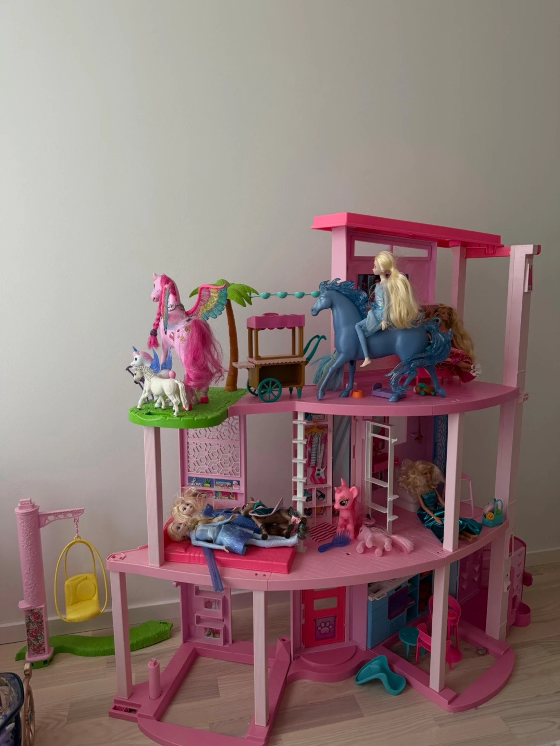 Barbiehus med dockor och tillbehör - 1