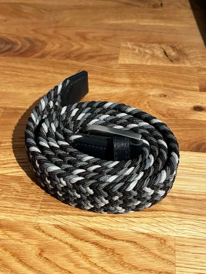 Flätat bälte - Blå & grått flätat bälte från OneWear. 110 cm