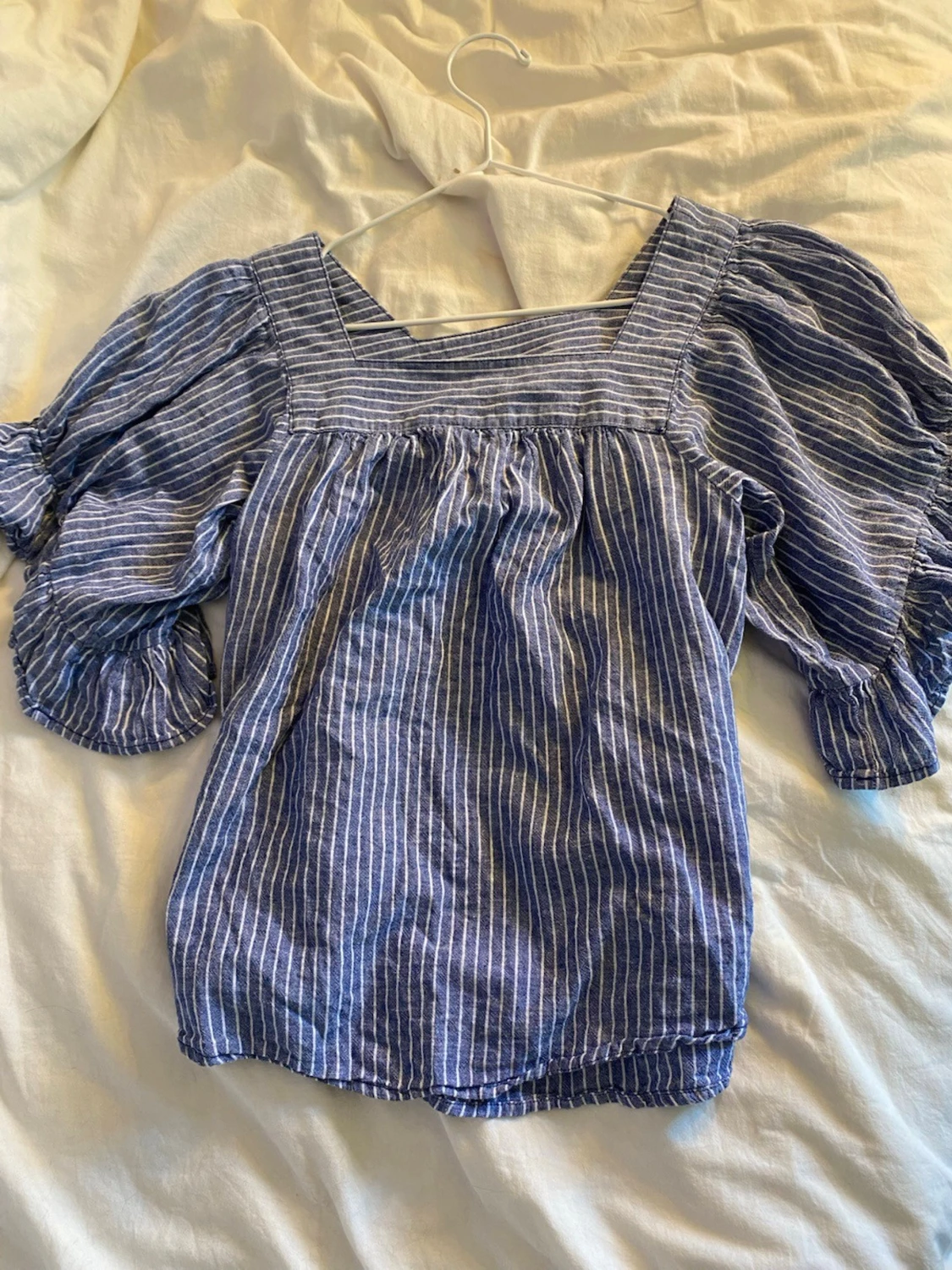 Blårandig blus med puffärmar