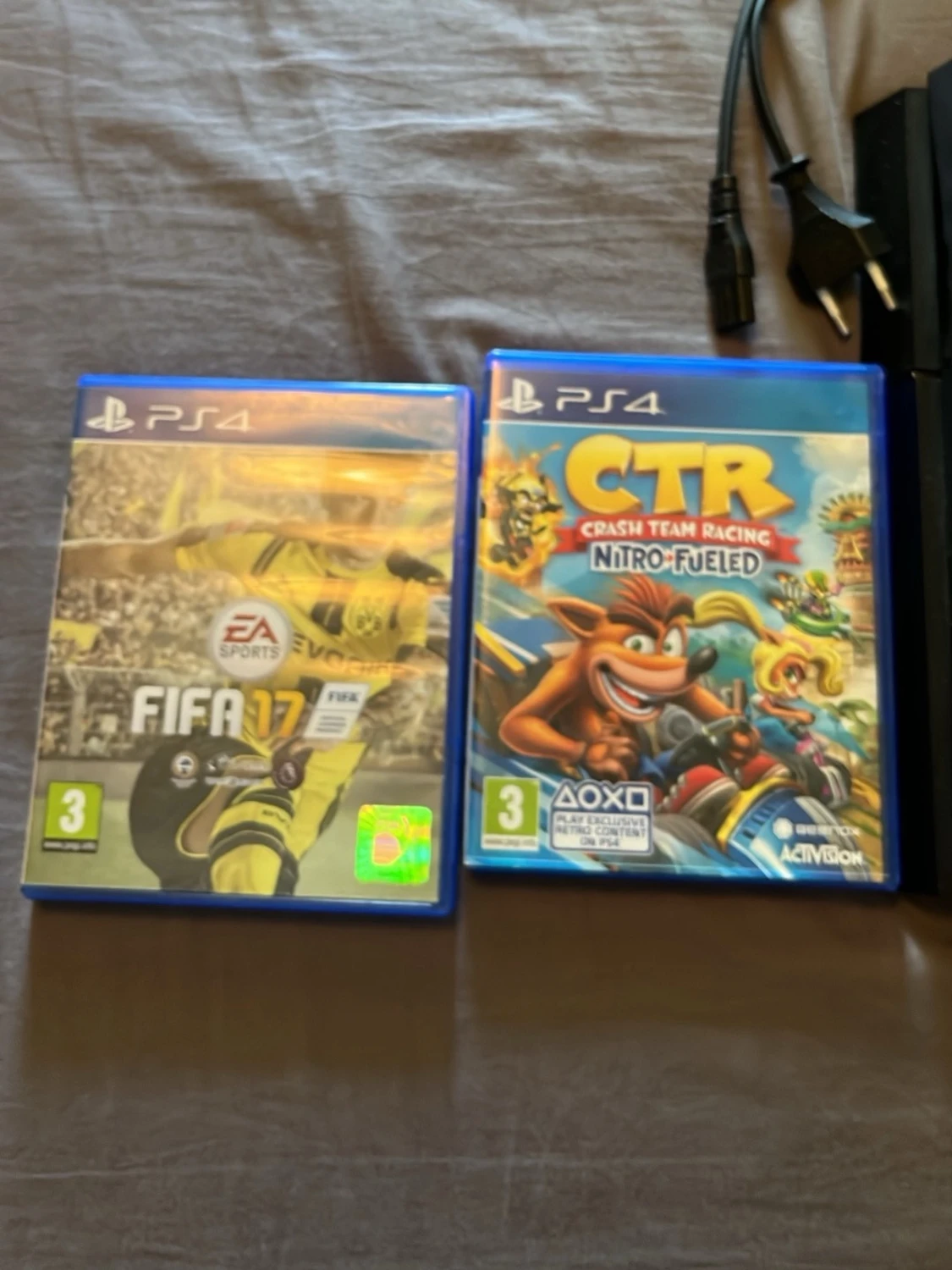 PlayStation 4 med handkontroll och spel - 1