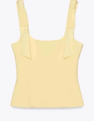 Gul topp med rosetter Zara  - Gul topp med rosetter från Zara i storlek m, men passar även S tycker jag! Helt oanvänd och köpt förra året på Zaras hemsida 