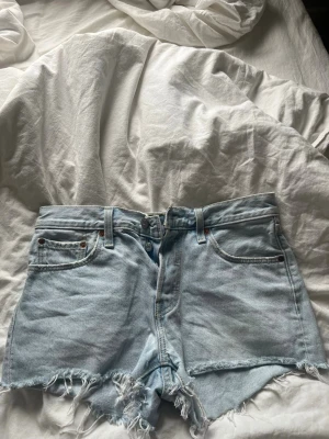 Ljusblå jeansshorts - Snygga ljusblå jeansshorts i storlek w27, från levi’s💞 