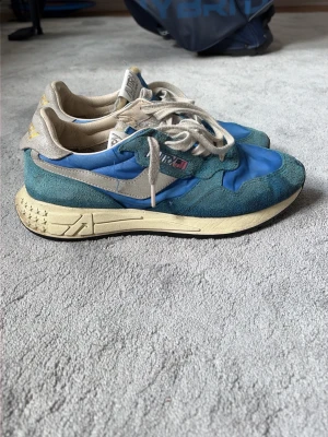 Blå Autry sneakers  - Blåa autrys sneakers. Använda och en del slitage, där av de goda priset.