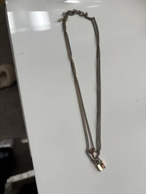 Halsband  - Fint halsband där färgen försvunnit lite tyvärr 