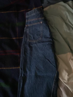 Blå jeans från Sweet Sktbs - Säljer ett par klassiska blå jeans från Sweet Sktbs med broderad logga vid fickan. Jeansen har raka ben, fem fickor och är gjorda i slitstark denim. Perfekta för dig som gillar en enkel och tidlös stil. De är storlek xs men eftersom dem är baggy så passar de ungefär som small