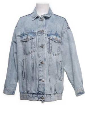 Ginatricot jeansajcka - Oversized och lite längre går ungefär till rumpan på mig,  jag är 168cm, superfint skick, inga defekter 