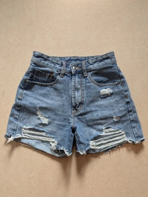 Jeans shorts  - Jeans shorts , liten fläck finns på jeans shortsen , visas på sista bilden 