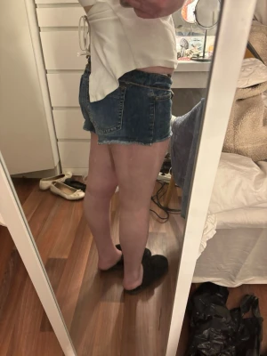 Mid/low waist jeans shorts - Säljer dessa jeansshorts då dem inte riktigt kommer komma till användning nu i sommar. Är typ mellan mid och low waist enligt mig. Står inte riktigt vad de är för storlek men passar mig som har M men skulle nog passa nån med S också då dem e lite, lite tajta midjan. Om ni har några frågor eller funderingar är de bara att höra av sig. Pris kan diskuteras🩷