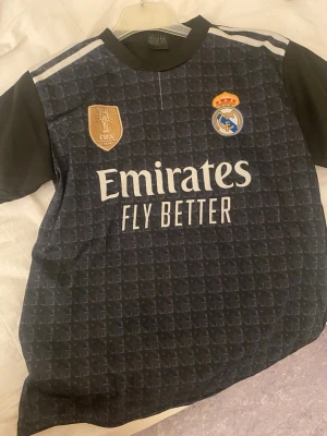 Real Madrid Mbappé tröja svart -  svart Real Madrid tröja med Mbappé och nummer 9 på ryggen. Använde några gånger bara och finns inga skador, storleken är Xl dock den är inte stor de passar som en s
