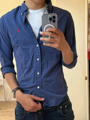 Blå Ralph Lauren Skjorta - Blå Ralph Lauren, skjorta. Size M och slim fit. Fint skick och nästan aldrig använd.