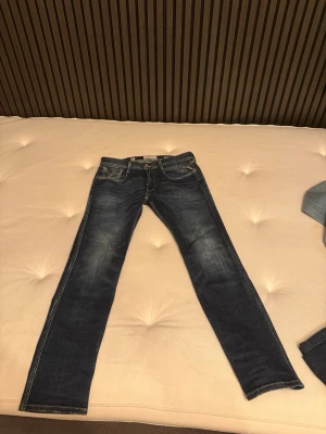 Replay Anbass jeans  - Säljer ett par mörkblå Replay Anbass då dem inte längre används, storleken är 31/32.