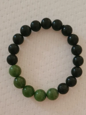 Två pärlarmband i olika färger - 💚 Jadearmband Jade är en sten som traditionellt förknippas med harmoni, lugn och välgång. Ett vackert armband för dig som uppskattar naturstenarnas skönhet och symbolik. 🖤 Hematitarmband Hematit förknippas ofta med styrka, balans och fokus. Den mörka metalliska glansen ger armbandet ett elegant och stilrent uttryck. 🖤 Onyxarmband Onyx förknippas med styrka, självförtroende och inre stabilitet. Ett stilrent och tidlöst armband som passar både till vardag och fest. Alla tre 260 kr.  En 80 kr.