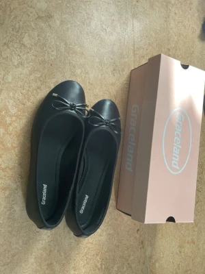 Helt nya Svarta ballerinaskor  - Stilrena svarta ballerinaskor med guld detaljer, så fina men tyvärr för små. Har inte använt de ännu och man får med paketet hem vid köp! 🤩