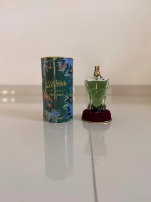 Jean Paul Gaultier Le Beau Parfym - 🔥 Jean Paul Gaultier Le Beau Paradise Garden 125ml 🔥  Säljer en riktigt clean och populär sommarparfym 🌴 Fresh, söt och tropisk doft som får mycket komplimanger.  ✅ 125ml ✅ Med originalburk ✅ Grym hållbarhet ✅ Perfekt till sommar/vår  💸 Pris: 2000 kr (Billigare än många andra annonser och ofta slutsåld)  📦 Endast skickas Hör av dig vid intresse eller frågor 👍