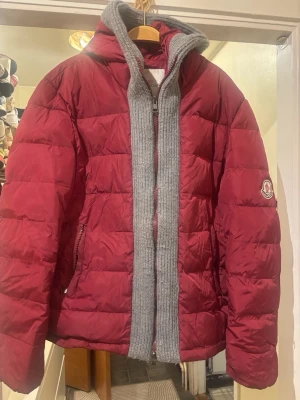 Moncler jacka  - Fin och skön Jacka till vintern. Säljer för att den passar inte mig. Storlek M