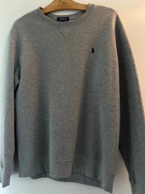 Polo Ralph Lauren sweatshirt - Tja! nu säljer jag denna riktigt sköna Ralph Lauren sweatshirt denna är i barn storleken xl vilket motsvarar S i herr storlek, aldrig använd då den var för liten.