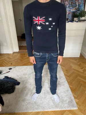 Holebrook Sweden tröja - Mörkblå stickad tröja med rund hals och ribbade muddar. På bröstet sitter en stor logga. Storlek S och är normal i storleken. Hör gärna av er vid frågor!!🤝