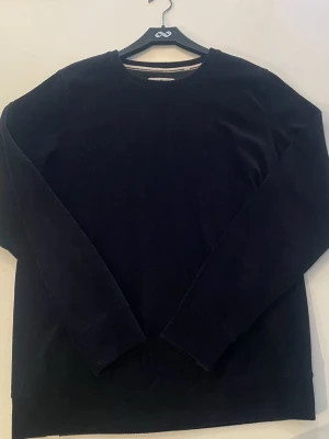 Anerkjendt Sweatshirt  - Anerkjendt sweatshirt i ”Manchester” material i storlek M. Hör av er vid intresse, pris och fler bilder. 