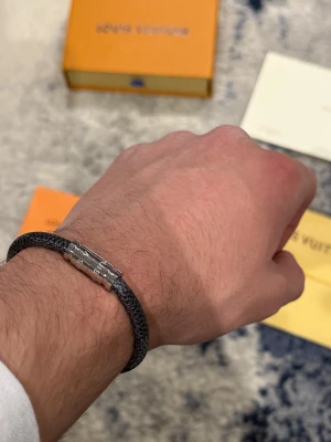 Lv armband - Ej använt. Allt på bilderna tillkommer. Finns 17cm