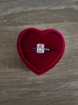 Svartfärgad ring med stor rektangulär sten - ring i storlek 17,3mm, svartfärgad. 